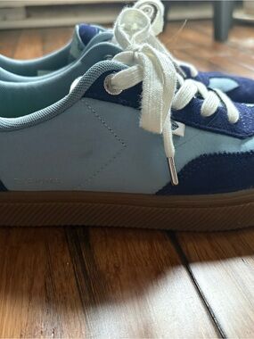 Cariuma Low-Top Sneakers in Light Blue and Navy with Gum Sole